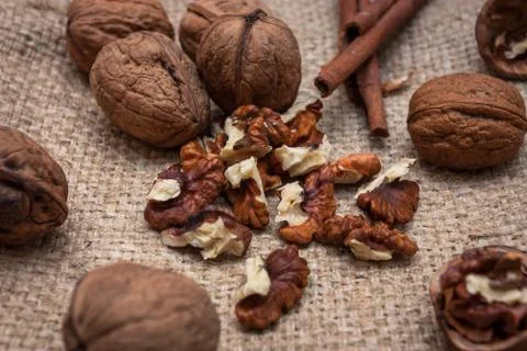 Walnuts and cinnamon. Foto stock