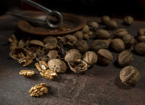 Walnuts and metal nutcracker 库存照片