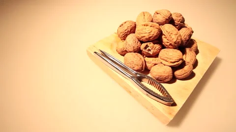 Walnuts and nutcracker Vídeo Stock 58886918