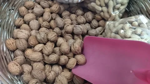 Walnuts and pistachios Vídeos de archivo 305900040