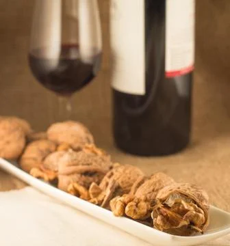 Walnuts and red wine Foto stock