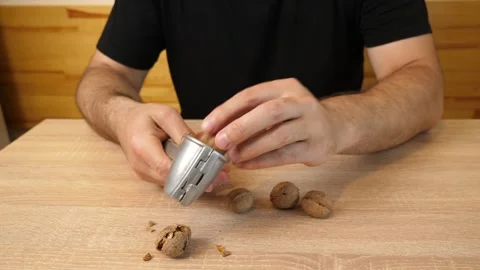 Walnuts are cracked using a nutcracker Vídeos de archivo 318399556