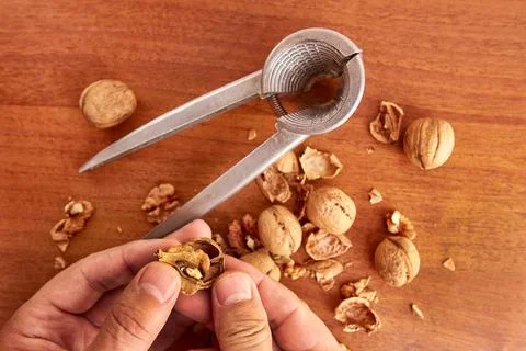 Walnuts are split with a nutcracker. Kitchen appliances for work in the kit.. Stockfoto's