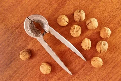 Walnuts are split with a nutcracker. Kitchen appliances for work in the kit.. Foto stock