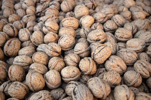 Walnuts background, texture. Dried nuts whole with shell on market display, c Foto stock