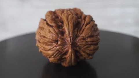 Walnuts on a black table , rotation 360 degrees. Vídeo Stock 92107647