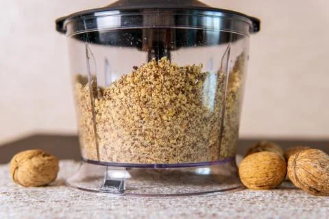 Walnuts in Blender, Butter Preparation Process, Top View Foto stock