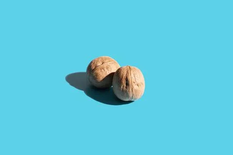 Walnuts on a blue background. Hard shadows. Isolated Stockfoto's
