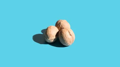 Walnuts on a blue background. Hard shadows. Isolated Stockfoto's