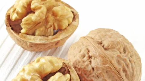 WALNUTS IN CLOSE UP MACRO TRACKING SHOT OVERHEAD Vidéo 62232145