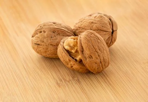 Walnuts close-up on the table Foto stock