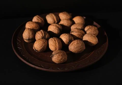 Walnuts on a dark background. Nutcracker close-up. Foto stock
