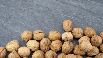 Walnuts falling on black stone background Stock-Footage 85951011
