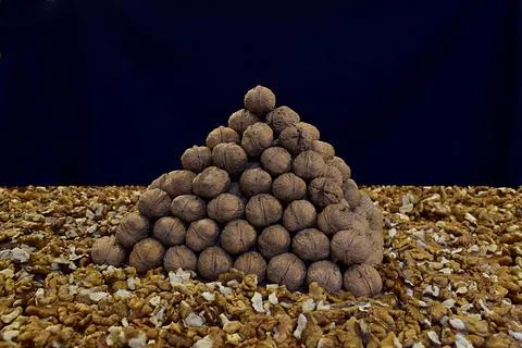 Walnuts folded in the shape of a triangular pyramid . Foto stock
