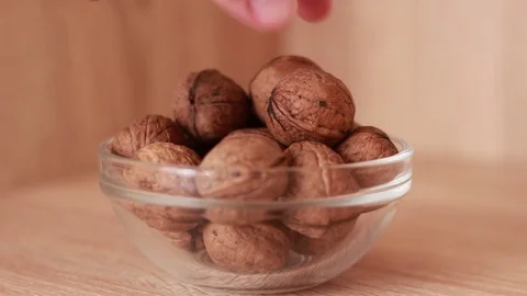 Walnuts in the glass plate 動画素材 81584125
