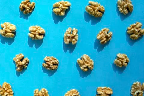 Walnuts pattern on blue background. Walnuts flat lay, top view. Fotos de archivo