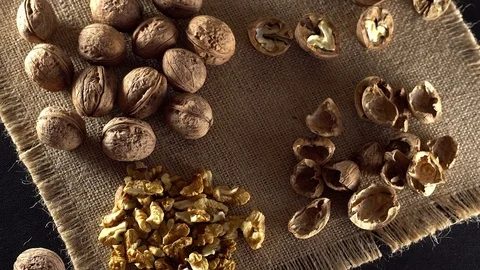 Walnuts in rotation. Vidéo 70302329