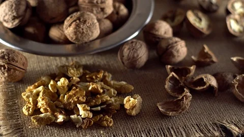Walnuts in rotation on sackcloth background Vídeos de archivo 71355229