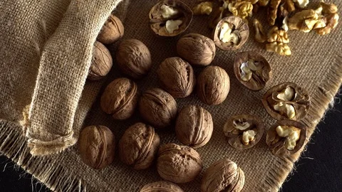 Walnuts in rotation on sackcloth background Vidéo 71356944