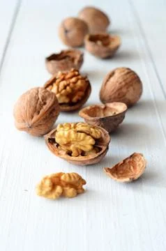 Walnuts on rustic old wooden table Foto stock