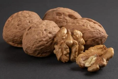 Walnuts scattered on a dark background, macro Stockfoto's