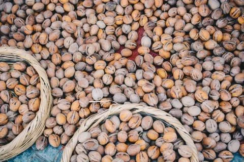 Walnuts in shell heap pattern as organic food background Foto stock