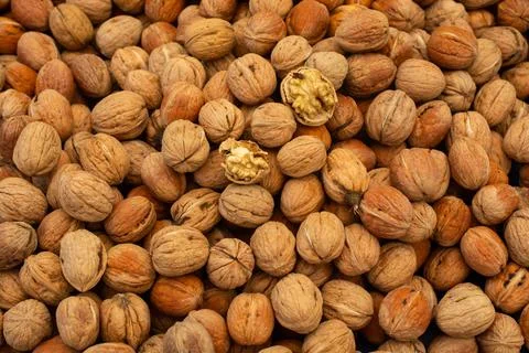 Walnuts in shell heap pattern as organic food background Foto stock