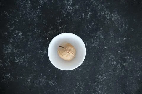 Walnuts on a solid black background. Food background. Kitchen. a white plate. Foto stock