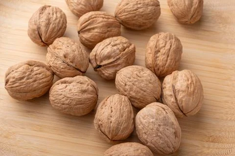 Walnuts, walnuts in their shells, and accessories positioned on a rustic ta.. Foto stock