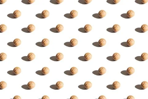 Walnuts on a white background. A pattern of walnuts on a white background. Hard Stockfoto's