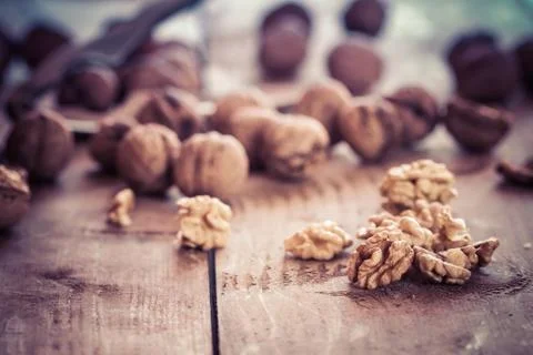 Walnuts on a wooden table. Foto stock