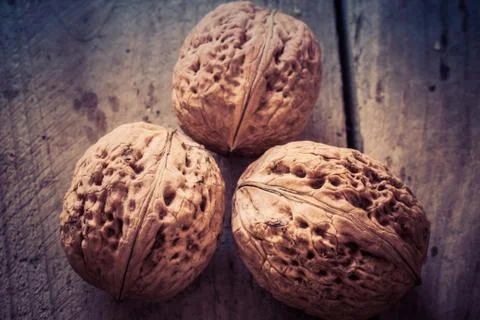 Walnuts on a wooden table. Foto stock