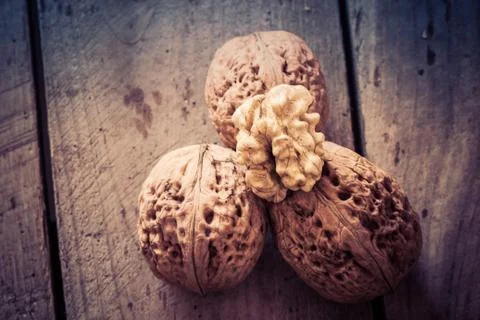 Walnuts on a wooden table. Stock-Fotos