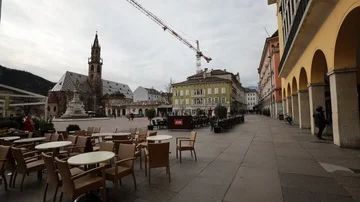 Walther square, cathedral and crane in Bozen, Alto Adige 動画素材 85546807