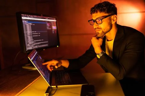 Wanted hackers coding virus ransomware using laptops and computers. Foto stock