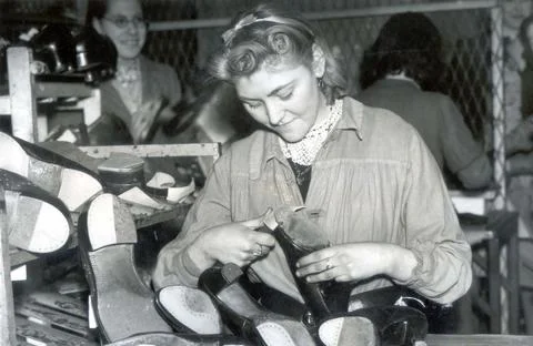 War - Britain - Women War Workers To Economise In Leather Boots And Shoes Are On Stock Photos