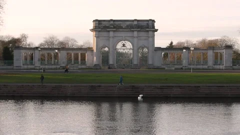 War Memorial Arch on the Embakment, River Trent in Nottingham. Vídeos de archivo 144318992