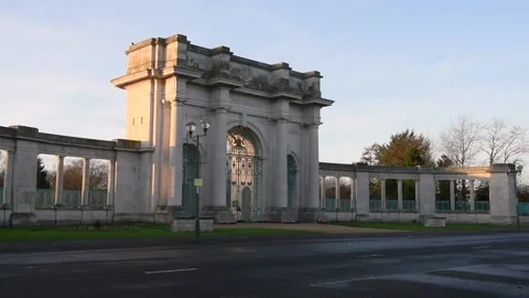 War Memorial Arch on the Embakment, River Trent in Nottingham. Vídeos de archivo 144320636