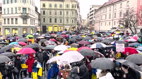 War in Ukraine, protests. Large crowd of people with Ukrainian flags and posters Video stock 171791658