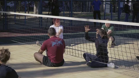 War veterans play sit-down volleyball. Soldiers with prosthetic legs compete. 스톡 동영상 121558819