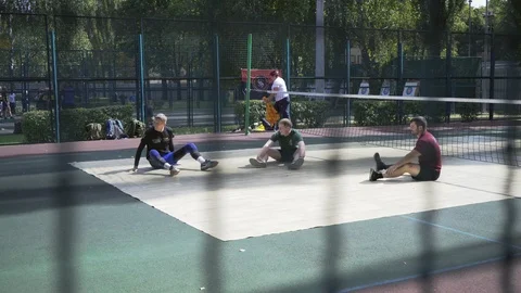 War veterans play sit-down volleyball. Soldiers with prosthetic legs compete. 스톡 동영상 121559515