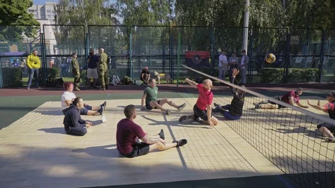 War veterans play sit-down volleyball. Soldiers with prosthetic legs compete. 스톡 동영상 121559867