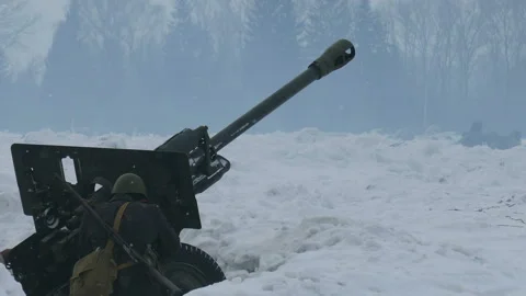 War. Winter. The gun is in position Vídeo Stock 118982790