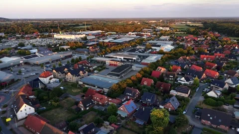 Warehouse buildings and full parking lot border red-roofed residential streets Vídeos de archivo 342291264