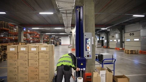Warehouse with cardboard boxes inside on pallets racks, logistic center. Vídeo Stock 126267106