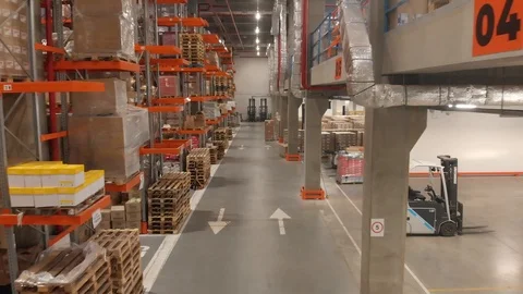Warehouse with cardboard boxes inside on pallets racks, logistic center. Vídeo Stock 126269125