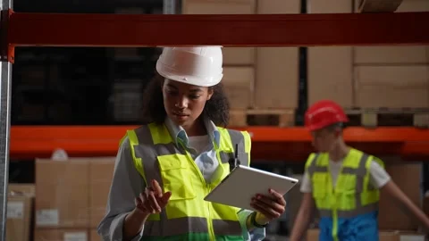 Warehouse employee taking inventory on tablet Video stock 161946456