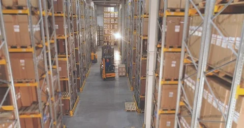 Warehouse equipment at work, workers in a large warehouse. Large warehouse Vidéo 125879784