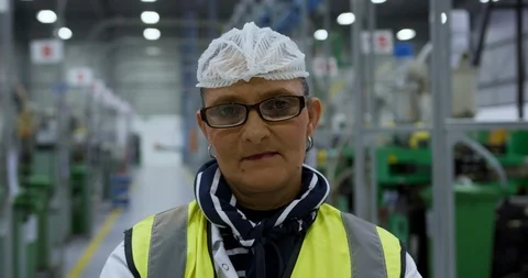 Warehouse female worker looking at camera with arms crossed Stockbeeldmateriaal 124993272