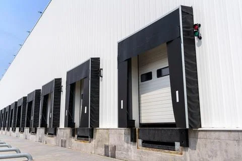 Warehouse gate for loading and unloading cargo in a distributed center Foto stock